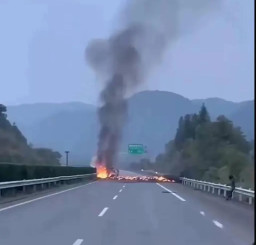 Kehilangan Kendali, Ford Tabrak Pembatas Jalan Lalu Terbakar