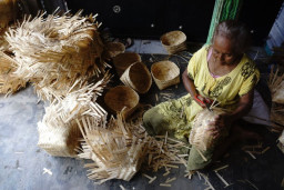 Permintaan Besek Wadah Daging Kurban di Jombang Meningkat