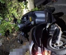 Scoopy Tergeletak di Jalan, Pengendaranya Nyemplung Selokan