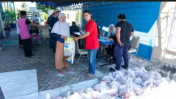 TPS Bagikan 1.900 Paket Daging Qurban Ke Mitra dan Warga Sekitar
