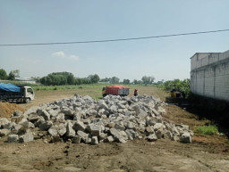 Limbah Material Rigid Beton Jalan Nasional di Jombang Diduga Diperjualbelikan untuk Urug Gudang