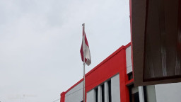 Pekerjaan Pengecatan Kantor Kecamatan Ciwandan tanpa Papan Proyek, Bendera Sobek Masih Berkibar