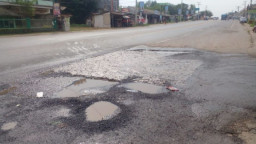 Kondisi Jalan Lintas Nasional di Tanah Mas KM 14, Membahayakan Warga