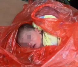 Bayi Masih Dililit Tali Pusar Dimasukkan Tas Kresek lalu Digeletakkan Depan Rumah Warga