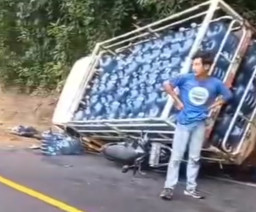 Rem Blong, Truk Angkut Galon Terguling dan Tindih Pengendara Motor