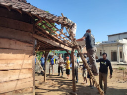 Bentuk Kepedulian Sosial, Polres Batu Bersama YKPS Lakukan Bedah Rumah Warga Kasembon