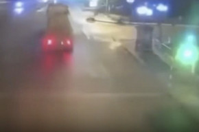 Truk Trailer Tabrak Motor Listrik, 1 Siswi Tewas