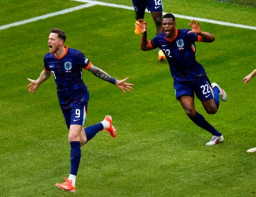 Dramatis, Belanda Kalahkan Polandia 2-1