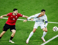 Kaosnya Ditarik di Kotak Pinalti, Ronaldo Malah Kena Kartu Kuning, Georgia Bantai Portugal 2-0