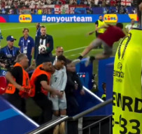 Wajah Cristiano Ronaldo Nyaris Kena Tendang Suporter yang Berusaha Mecegatnya