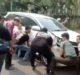 Mau Ngerem malah Injak Gas, Mobil Melaju Tak Terkontrol Tabrak Motor hingga Pengemudinya Terseret