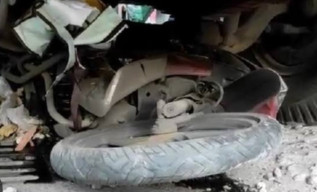 Motor Hilang Kendali saat Belok, Pengemudi Jatuh lalu Dilindas Truk