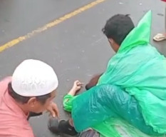 Jatuh dari Motor, Ditabrak  Dump Truk