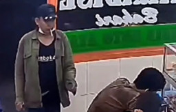 Wanita Dibegal Preman Bersenjata Golok saat Makan di Warteg, HP Berpindah Tangan