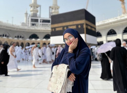 Ria Ricis Pamer Foto Depan Kakbah