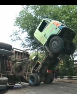 Mobil Penyet usai Tertimpa Truk Kontainer di Jakarta Utara