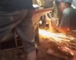 Pemilik Pabrik Bata  Terjepit Mesin Press selama 5 Jam