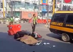 Senggolan dengan Innova, Pengendara Vario Tewas Dulindas Truk