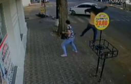 Tabrak Mobil yang Belok Mendadak, Pengendara Motor Terpental Puluhan Meter