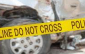 Nyalip dari Kiri, Pengendara Mio Dilindas Truk