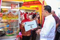 Eri Cahyadi Bagikan DBHCT, 9.370 KPM Dapat Masing-Masing Rp1,4 Juta