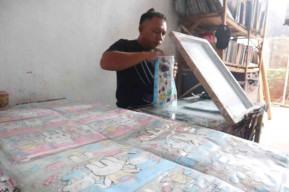 Perajin Tas Sekolah dan Kotak Pensil di Jombang Raup Cuan Berlipat