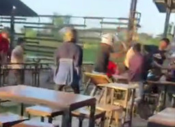 Tukang Bakso Dikeroyok Debt Collector hingga Berdarah-darah