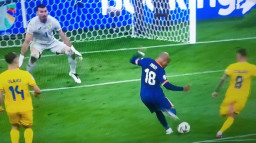 Belanda Bantai Romania 3-0