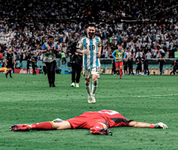 Emiliano Martinez Selamatkan Muka Messi