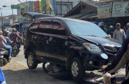 Ibu Bonceng Dua Anaknya Naik Motor, Ditabrak Mobil dari Arah Berlawanan