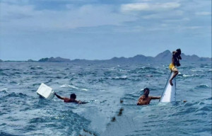 Seorang Nelayan dan 3 Anaknya Terombang-ambing di Laut,  Diselamatkan Kapal Turis
