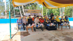 Ketua DPRD Kotabaru Dampingi Bupati Kotabaru Serahkan Bansos di 4 Kecamatan