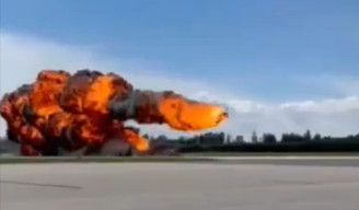 Latihan Militer, Pesawat Akrobatik Jatuh dan Meledak