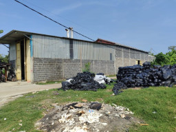 Satpol PP Jombang Dinilai Mlempem, Biarkan Pabrik Helm yang Diduga Tak Berizin Tetap Beroperasi