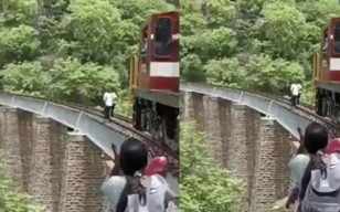 Selfie di Atas Jembatan, Pasutri Nyaris Ditabrak Kereta