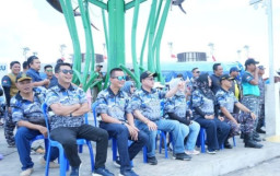 Gewsema Mega Putra  Saksikan Lomba Dayung Tradisional Peringati HUT Lanal Kotabaru ke-27