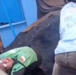 Truk Miring, Driver Ojol Tertimpa Aspal