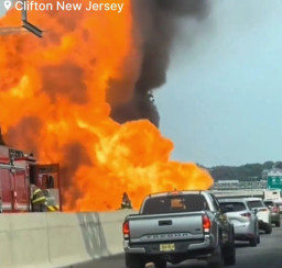 Truk Angkut Bahan Kimia Meledak di Jalan Raya