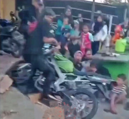 Atraksi saat Pawai, Motor Tabrak Penonton di Pinggir Jalan