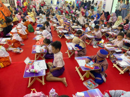 Ratusan Siswa TK Lomba Mewarnai dan Fashion Show di Kantor Daop 8 Surabaya