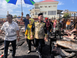 Bersama Ketua TP.PKK, Bupati Kotabaru Kunjungi dan Berikan Bantuan untuk Korban Kebakaran