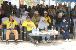 Didampingi Ketua TP PKK, Bupati Hadiri Event Pesta Laut Pulau Manti