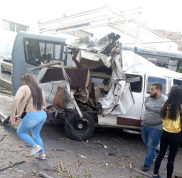 Rem Blong, Truk Tabrak Angkutan Umum dan Pejalan Kaki