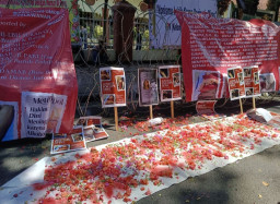 Pasca Vonis Bebas Ronald Tannur, Ratusan Massa Gelar Aksi Tabur Bunga di Depan PN Surabaya