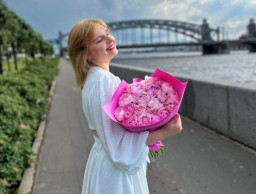 Merasa Dilecehkan, Gadis Cantik Ini Pukul KO Pria Penggemarnya