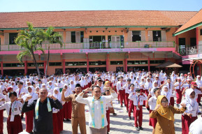 Pastikan Tidak Ada Bullying, Wali Kota Eri Tinjau Pelaksanaan MPLS di Sekolah Negeri dan Swasta