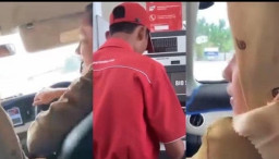 Viral PNS Beli Bensin Rp 10 Ribu sambil Ketawan Ketiwi di SPBU, Netizen: Gak Malu Ama Seragam