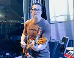 Peluk Penggemar yang Basah Kuyup, Penyanyi Ganteng Ini Tewas Kesetrum di Atas Panggung