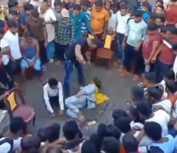 Pasangan Dalam 'Hubungan Terlarang' Dihajar Tokoh Masyarakat di Depan Puluhan Warga