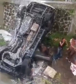 Rem Blong, Mobil Tabrak 3 Motor lalu Jatuh ke Bawah